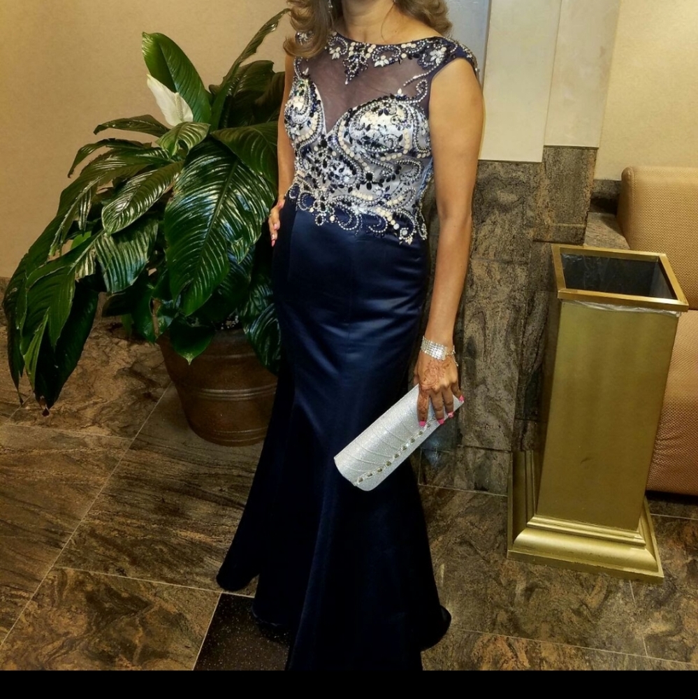 Nox prom dress size 4 fish tail